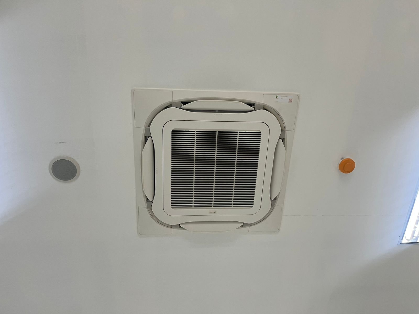 1211. Pengadilan Agama Pulang Pisau Optimalkan Kenyamanan dengan Instalasi AC Sentral di Ruang Kesekretariatan