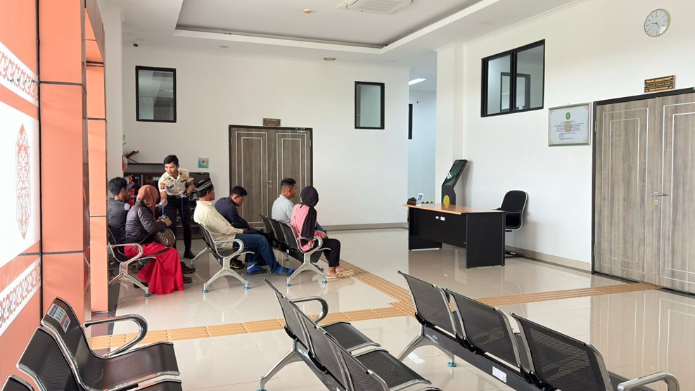1252. Menjelang Persidangan, Suasana Ruang Tunggu Tetap Tertata dan Kondusif