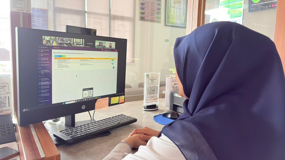 1258. Perkuat Tata Kelola Kepegawaian. Penata Layanan Operasional, Subbagian Kepegawaian, Organisasi, dan Tata Laksana Pengadilan Agama Pulang Pisau Ikuti Kegiatan Verifikasi dan Validasi data Kepegawaian tenaga Teknis Peradilan Agama tahun 2025 Secara Daring