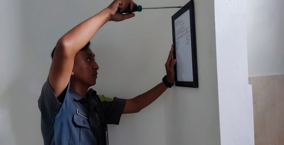 1259. Operator BMN Pengadilan Agama Pulang Pisau Pasang Daftar Barang Ruangan