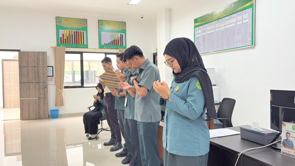 1428. Doa Bersama Awali Briefing Kesekretariatan Pengadilan Agama Pulang Pisau