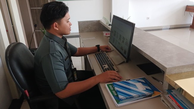 4. Petugas Meja Lobi Pengadilan Agama Pulang Pisau Selalu Kenakan ID Card Saat Jam Kerja