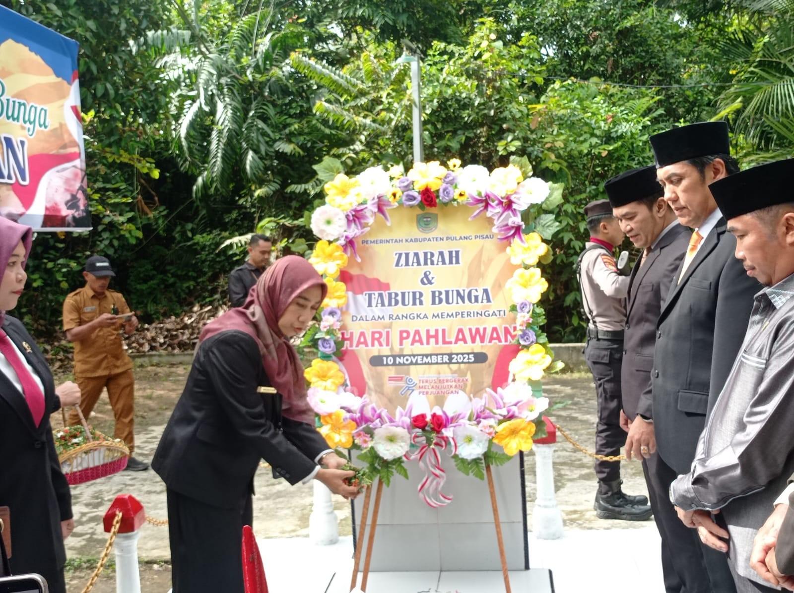 691. Sekretaris PA Pulpis Hadiri Upacara Ziarah Makam Pahlawan Peringatan Hari Pahlawan Tahun 2025 Kabupaten Pulang Pisau