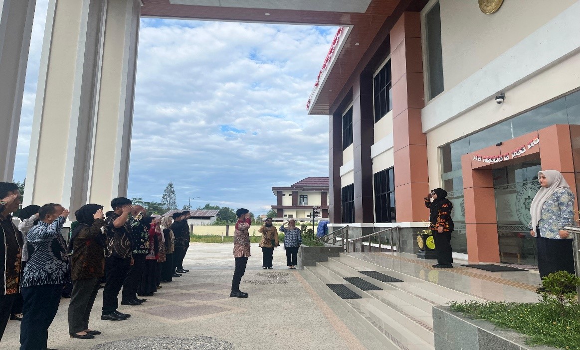 437.Kegiatan Rutin Apel Jumat Sore di Pengadilan Agama Pulang Pisau